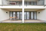Terrasse mit Sitzgelegenheiten und Grünfläche - Deichhäuser Anna Küste 3-13 - Top-Hundeurlaub