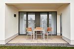 Terrasse mit Sitzgelegenheiten - Deichhäuser Anna Küste 3-13 - Top-Hundeurlaub