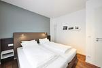 Schlafzimmer mit Doppelbett - Deichhäuser Anna Küste 3-20 - Top-Hundeurlaub