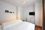 Schlafzimmer mit Doppelbett, Kleiderschrank und Flatscreen-TV - Deichhäuser Anna Küste 3-20 - Top-Hundeurlaub