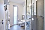 Badezimmer mit Dusche, WC, Waschtisch und Spiegel - Deichhäuser Anna Küste 3-20 - Top-Hundeurlaub
