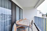 Balkon mit Überdachung und Gartenmöbeln - Deichhäuser Anna Küste 3-20 - Top-Hundeurlaub