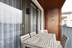 Überdachter Balkon mit Sitzgelegenheit - Deichhäuser Anna Küste 3-30 - Top-Hundeurlaub