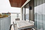 Überdachter Balkon mit Sitzgelegenheit - Deichhäuser Anna Küste 3-30 - Top-Hundeurlaub