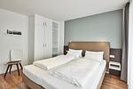 Schlafzimmer mit Doppelbett, Kleiderschrank und Stuhl - Deichhäuser Anna Küste 4-34 - Top-Hundeurlaub