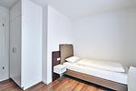 Schlafzimmer mit zwei Einzelbetten und Kleiderschrank - Deichhäuser Anna Küste 4-34 - Top-Hundeurlaub
