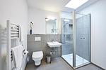 Badezimmer mit Dusche, Waschtisch, WC und Spiegel - Deichhäuser Anna Küste 4-34 - Top-Hundeurlaub