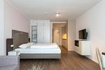 Wohn-Schlafbereich mit Doppelbett und Kleiderschrank - Apartmentvilla Anna See 1-12 - Top-Hundeurlaub