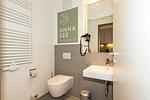 Badezimmer mit WC, Waschtisch und Spiegel - Apartmentvilla Anna See 1-12 - Top-Hundeurlaub