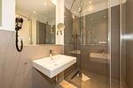 Badezimmer mit Dusche, Waschtisch, WC und Spiegel - Apartmentvilla Anna See 1-12 - Top-Hundeurlaub