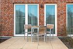 Terrasse mit Tisch und Sitzgelegenheit - Apartmentvilla Anna See 1-12 - Top-Hundeurlaub