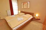 Schlafzimmer mit Doppelbett - Dünenschloss 2-07 - Top-Hundeurlaub
