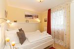 Schlafzimmer mit Doppelbett - Dünenschloss 2-07 - Top-Hundeurlaub
