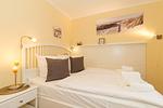 Schlafzimmer mit Doppelbett - Dünenschloss 2-07 - Top-Hundeurlaub