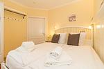 Schlafzimmer mit Doppelbett - Dünenschloss 2-07 - Top-Hundeurlaub