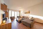 Wohn-Essbereich mit Couch - NordseeResort Friesland 51-1-M - Top-Hundeurlaub