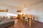 Wohn-Essbereich mit Esstisch und Sitzgelegenheit - NordseeResort Friesland 51-1-M - Top-Hundeurlaub