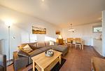 Wohn-Essbereich mit Couch - NordseeResort Friesland 51-1-M - Top-Hundeurlaub