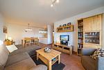 Wohn-Essbereich mit Couch und Flatscreen-TV - NordseeResort Friesland 51-1-M - Top-Hundeurlaub