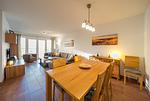 Wohn-Essbereich mit Esstisch und Sitzgelegenheit - NordseeResort Friesland 51-1-M - Top-Hundeurlaub