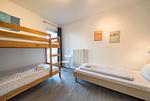 Schlafzimmer mit Etagenbett und Einzelbett - NordseeResort Friesland 51-1-M - Top-Hundeurlaub