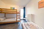 Schlafzimmer mit Etagenbett und Einzelbett - NordseeResort Friesland 51-1-M - Top-Hundeurlaub