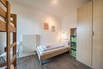 Schlafzimmer mit Etagenbett und Einzelbett - NordseeResort Friesland 51-1-M - Top-Hundeurlaub