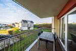 Überdachter Balkon mit Sitzgelegenheit - NordseeResort Friesland 51-1-M - Top-Hundeurlaub