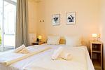 Schlafzimmer mit Doppelbett - Dünenschloss 1-40 - Top-Hundeurlaub