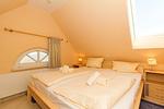 Schlafzimmer mit Doppelbett - Dünenschloss 1-40 - Top-Hundeurlaub