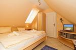 Schlafzimmer mit Doppelbett und Flatscreen TV - gbmv0-01 - Großenbrode - Dünenschloss 1-40 - Top-Hundeurlaub