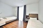 Schlafzimmer mit zwei Einzelbetten und Kleiderschrank - Deichhäuser Anna Küste 4-14 - Top-Hundeurlaub
