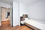 Schlafzimmer mit zwei Einzelbetten und Kleiderschrank - Deichhäuser Anna Küste 4-14 - Top-Hundeurlaub
