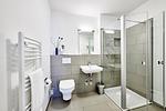 Badezimmer mit Dusche, Waschtisch, WC und Spiegel - Deichhäuser Anna Küste 4-14 - Top-Hundeurlaub