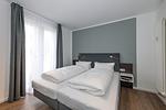 Schlafzimmer mit Doppelbett - Deichhäuser Anna Küste 6-10 - Top-Hundeurlaub