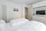 Schlafzimmer mit Doppelbett. Kleiderschrank und Flatscreen TV - Deichhäuser Anna Küste 6-10 - Top-Hundeurlaub