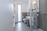Badezimmer mit Dusche, Waschtisch, WC und Spiegel - Deichhäuser Anna Küste 6-10 - Top-Hundeurlaub