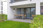 Terrasse mit Sitzgelegenheiten und Grünfläche - Deichhäuser Anna Küste 6-10 - Top-Hundeurlaub