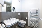 Badezimmer mit Waschtisch, Dusche, WC,und Spiegel - Deichhäuser Anna Küste 6-12 - Top-Hundeurlaub