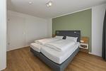 Schlafzimmer mit Doppelbett und Kleiderschrank - Deichhäuser Anna Küste 6-31 - Top-Hundeurlaub