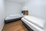 Schlafzimmer mit zwei Boxspringbetten - Deichhäuser Anna Küste 6-31 - Top-Hundeurlaub