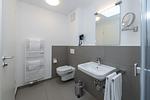 Badezimmer mit Dusche, WC, Waschbecken und Spiegel - Deichhäuser Anna Küste 6-31 - Top-Hundeurlaub