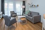 Wohn-Essbereich mit Couch und Zugang zur Terrasse - Deichhäuser Anna Küste 7-10 - Top-Hundeurlaub
