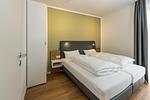 Schlafzimmer mit Doppelbett und Kleiderschrank - Deichhäuser Anna Küste 7-10 - Top-Hundeurlaub