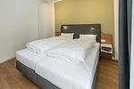 Schlafzimmer mit Doppelbett und Kleiderschrank - Deichhäuser Anna Küste 7-10 - Top-Hundeurlaub