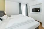 Schlafzimmer mit Doppelbett und Flatscreen TV - gbmv0-01 - Großenbrode - Deichhäuser Anna Küste 7-10 - Top-Hundeurlaub