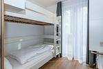 Schlafzimmer mit Etagenbett und Kleiderschrank - Deichhäuser Anna Küste 7-10 - Top-Hundeurlaub