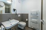 Badezimmer mit Waschbecken, Spiegel und WC - Deichhäuser Anna Küste 7-12 - Top-Hundeurlaub