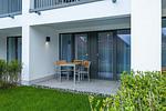 Überdachte Terrasse mit Sitzgelegenheit - Deichhäuser Anna Küste 7-12 - Top-Hundeurlaub