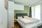Schlafzimmer mit Doppelbett und Zugang zur Terrasse - Deichhäuser Anna Küste 7-13 - Top-Hundeurlaub